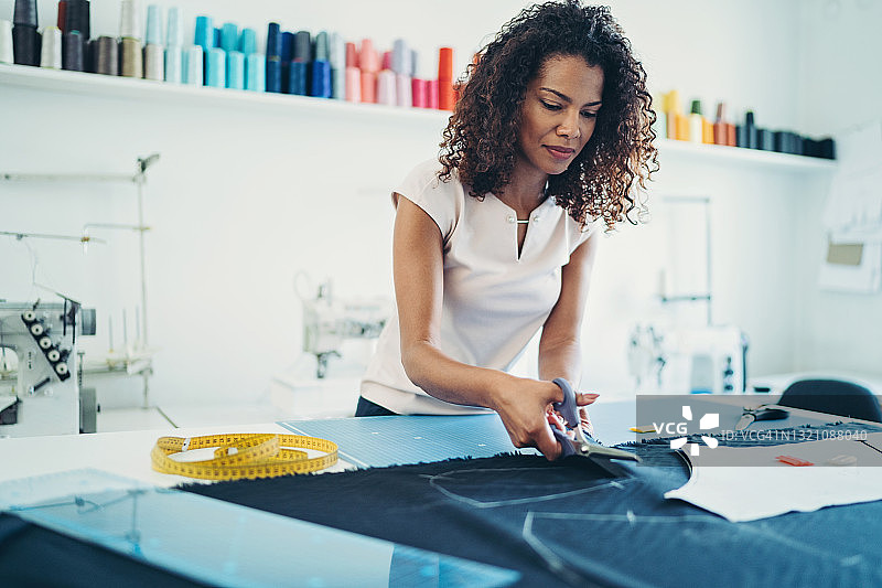 女服装设计师裁剪布料图片素材