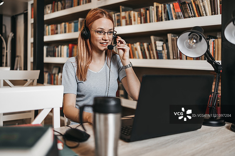 年轻大学生在图书馆学习图片素材