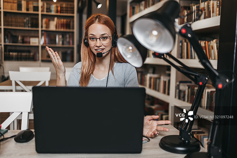 年轻大学生在图书馆学习图片素材