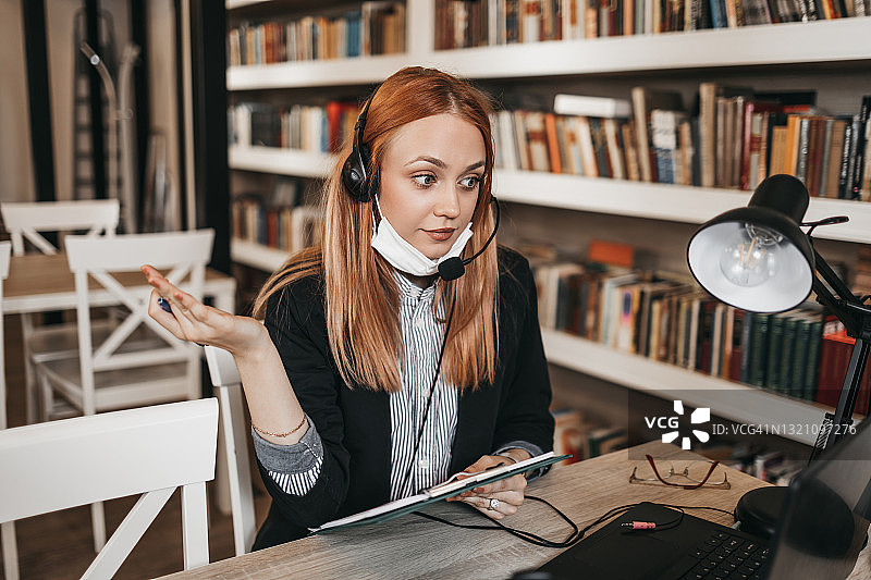 学生在做一个项目图片素材