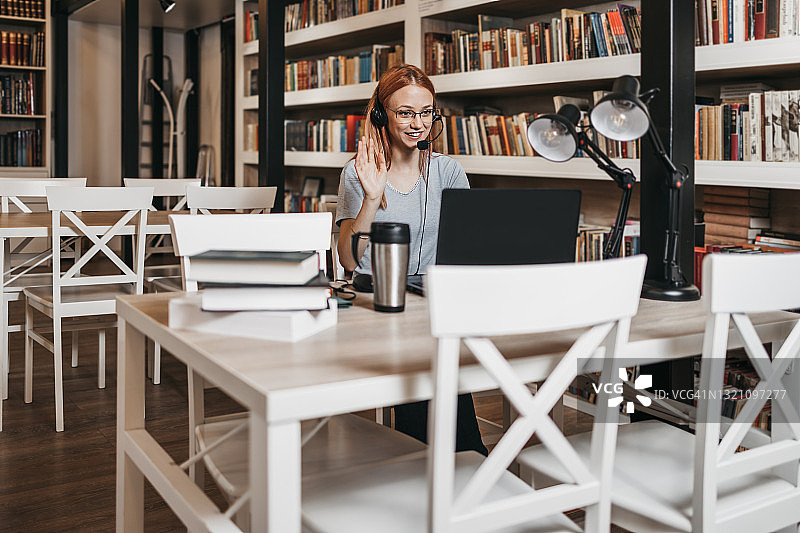 年轻大学生在图书馆学习图片素材