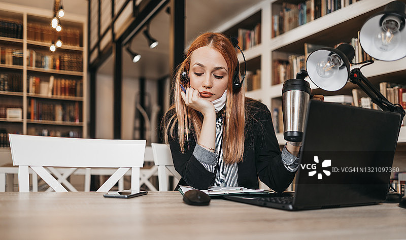 学生在做一个项目图片素材