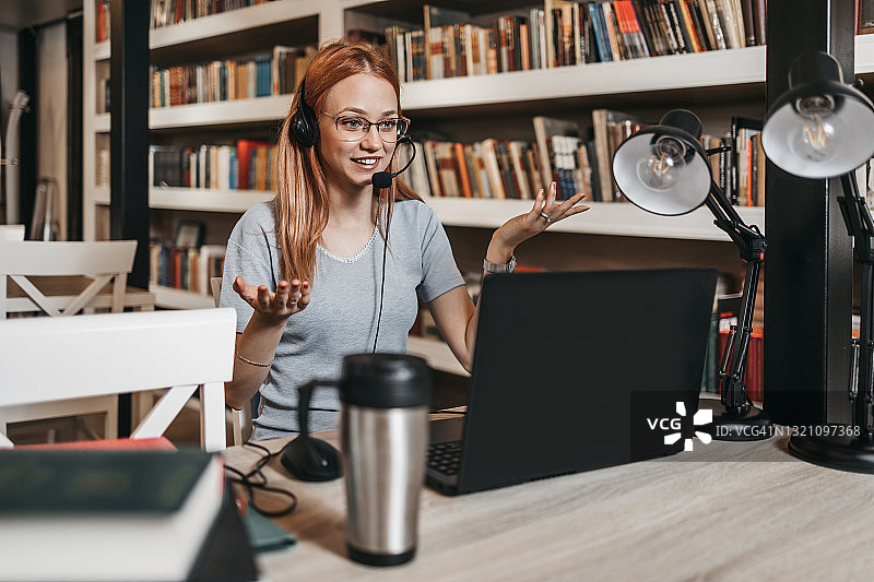 年轻大学生在图书馆学习图片素材