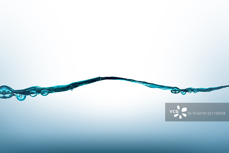 彩色玻璃杯中的纯净水流图片素材