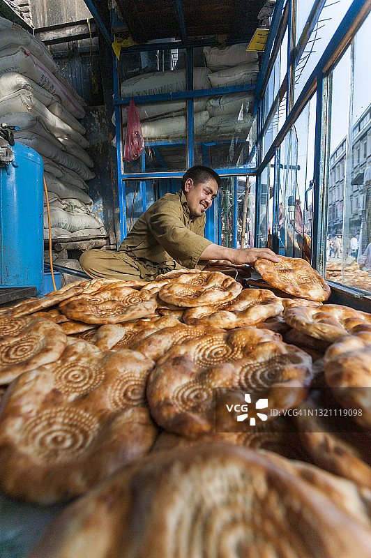 喀布尔的一个摊位上，一名男子在做馕图片素材