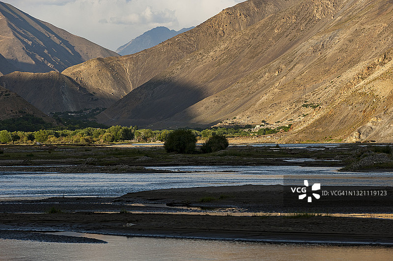 阿富汗潘杰希尔山谷中的河流图片素材