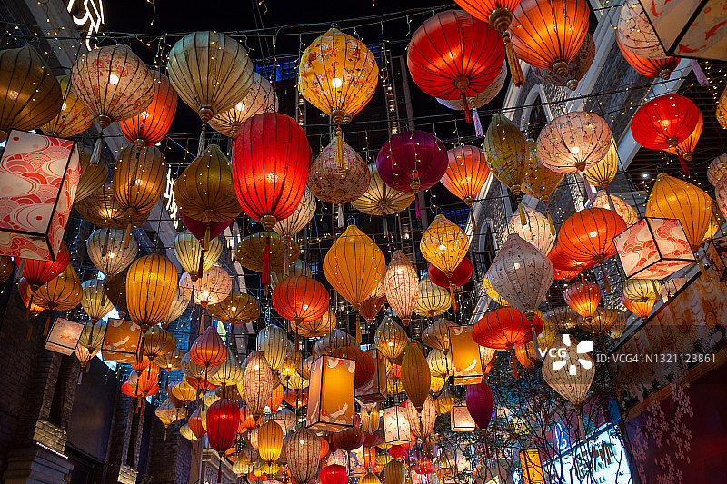 街上的中国风灯笼图片素材