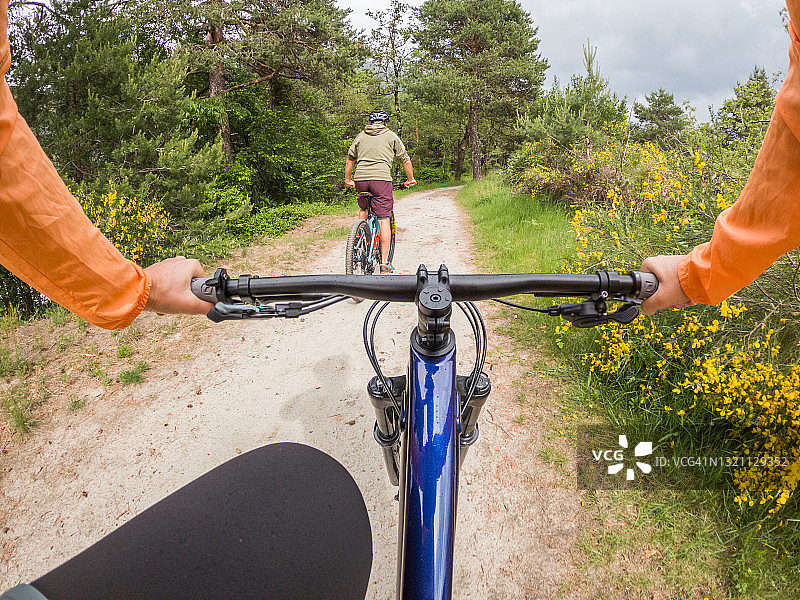 山地自行车骑行者在赛道上的视角图片素材