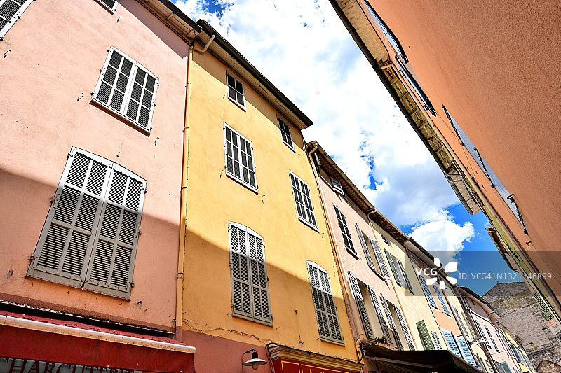 圣马克西曼-拉圣博梅丹佛尔-罗什洛街的彩色外墙图片素材