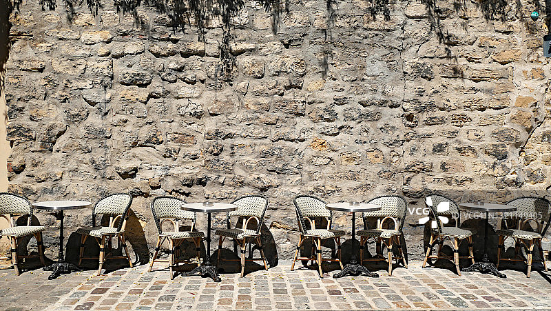 夏季巴黎餐厅的露台和石墙图片素材