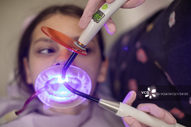 在牙科诊所的女孩图片素材