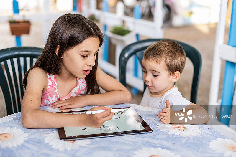 儿童使用数位板绘画图片素材