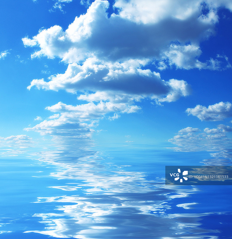 海面倒映着多云的天空图片素材