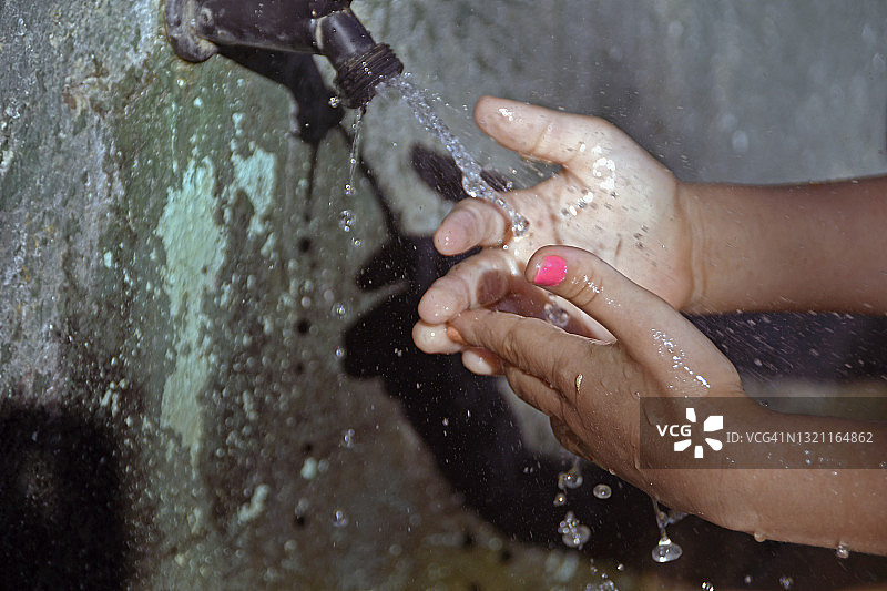 女孩洗手图片素材