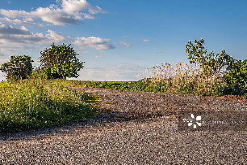 乡村公路路口图片素材
