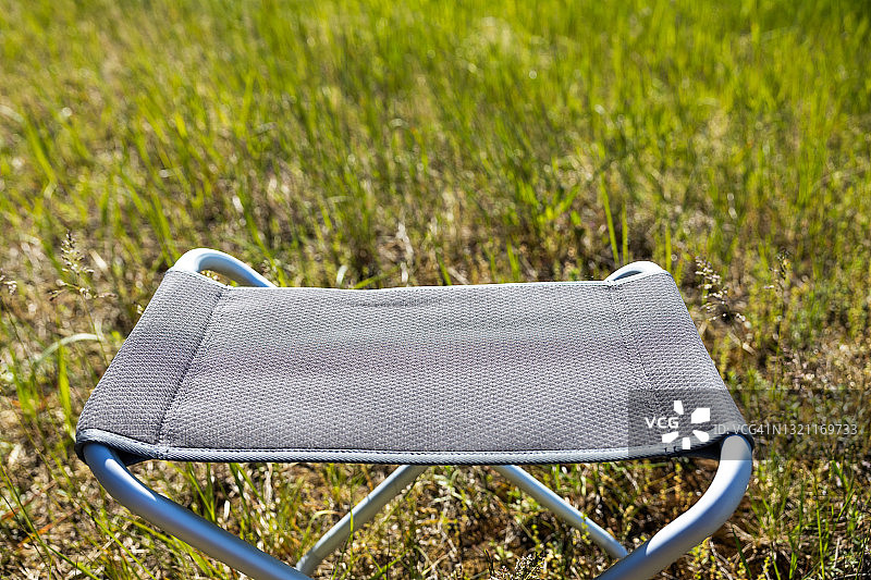 草地上的露营凳图片素材
