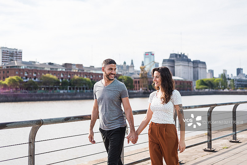 城市里的夫妇图片素材