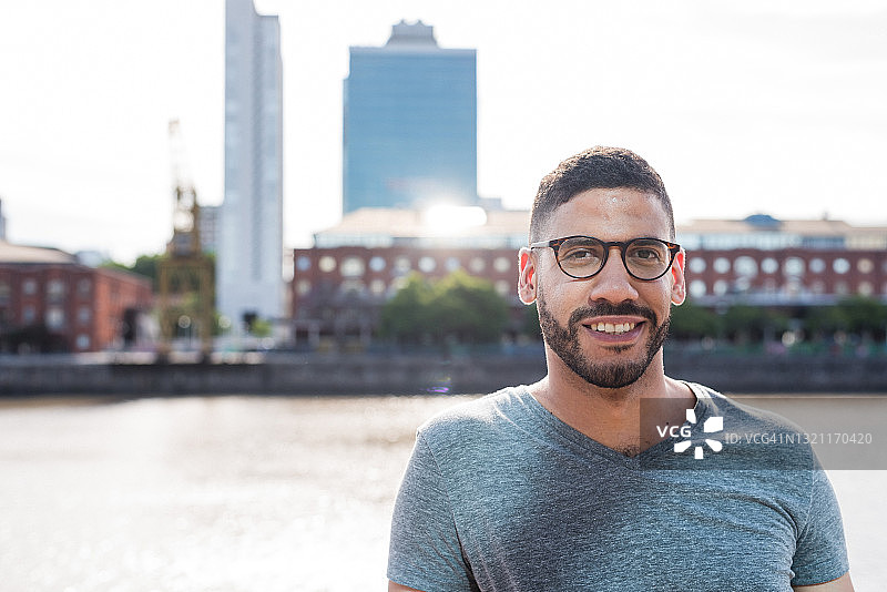 城市中的男子人像图片素材