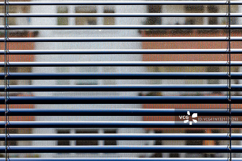 百叶窗后的住宅楼图片素材