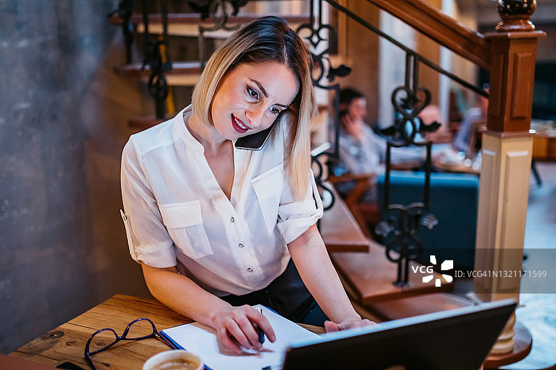 女商人在咖啡馆一心多用图片素材