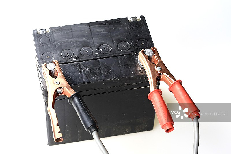 12伏铅酸汽车电池上的电缆图片素材