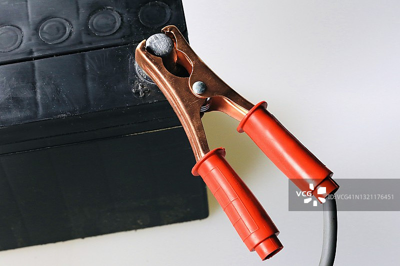 酸性电池上的正极鳄鱼夹图片素材