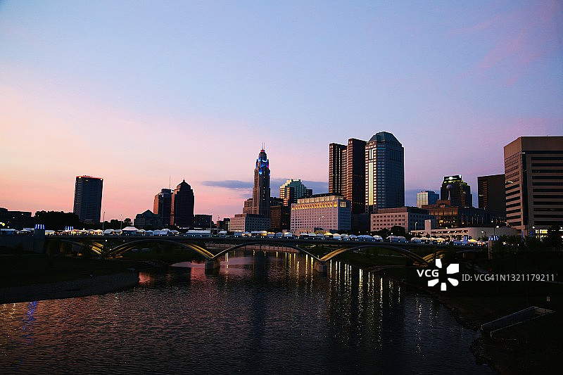 哥伦布俄亥俄州天际线的日落天空图片素材