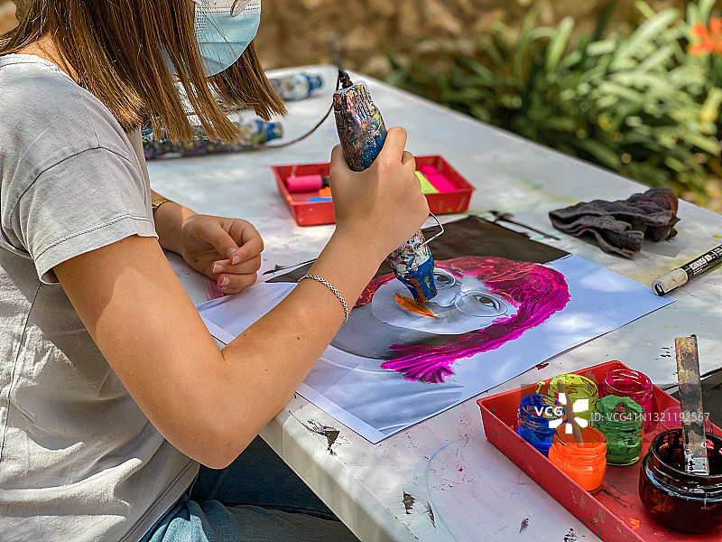 绘画和工艺用品，具有霓虹色彩和黑暗中的光芒图片素材