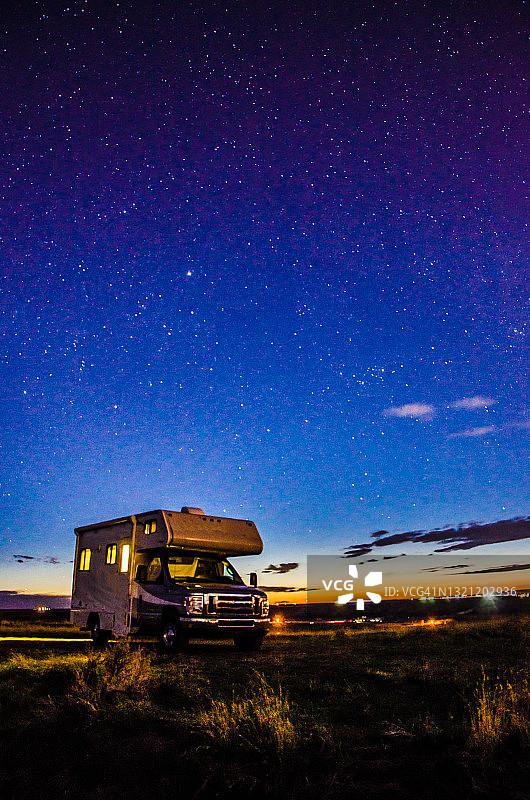 房车和日落图片素材
