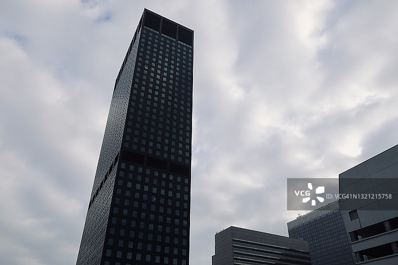 阴天下的办公楼图片素材