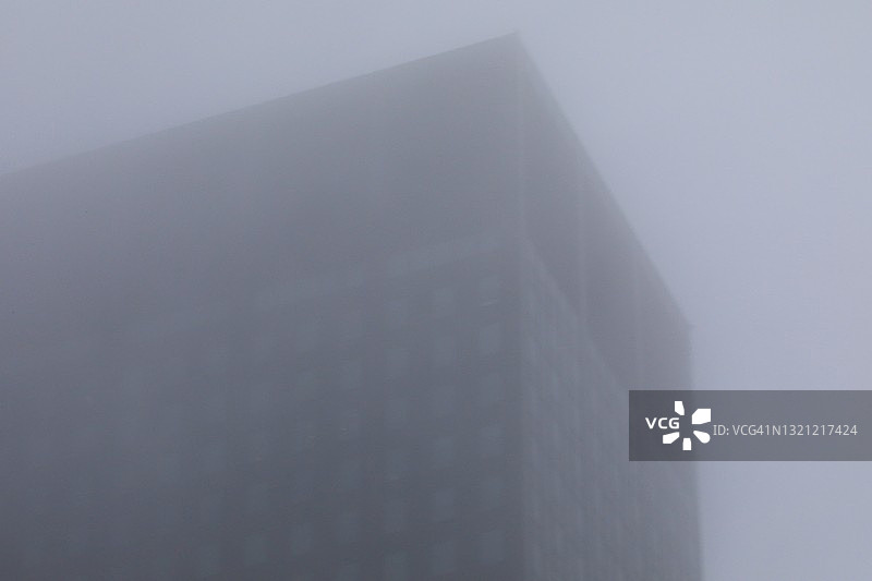 城市上空的雾导致低能见度图片素材