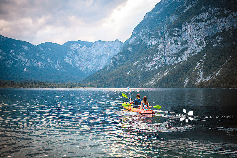 傍晚博希尼湖上的皮划艇爱好者图片素材
