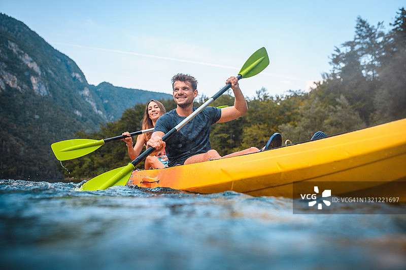 在斯洛文尼亚度假时划皮划艇的中年夫妇图片素材