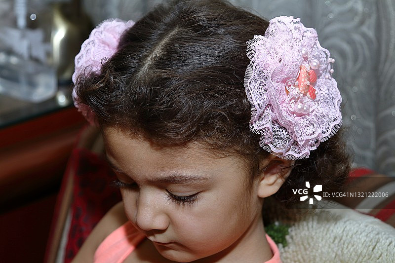 小女孩戴着大粉色发夹图片素材