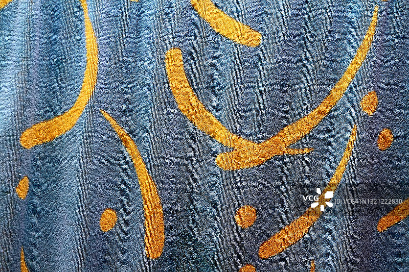 蓝色织物上的黄色曲线与圆点背景图片素材