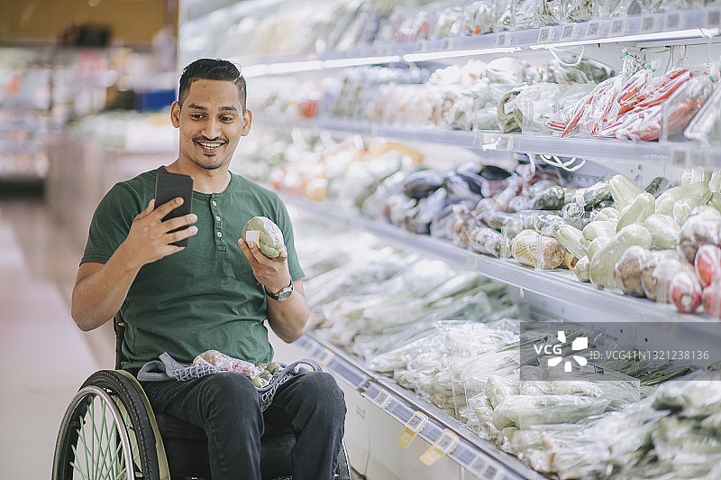 印度残疾男人超市视频购物图片素材