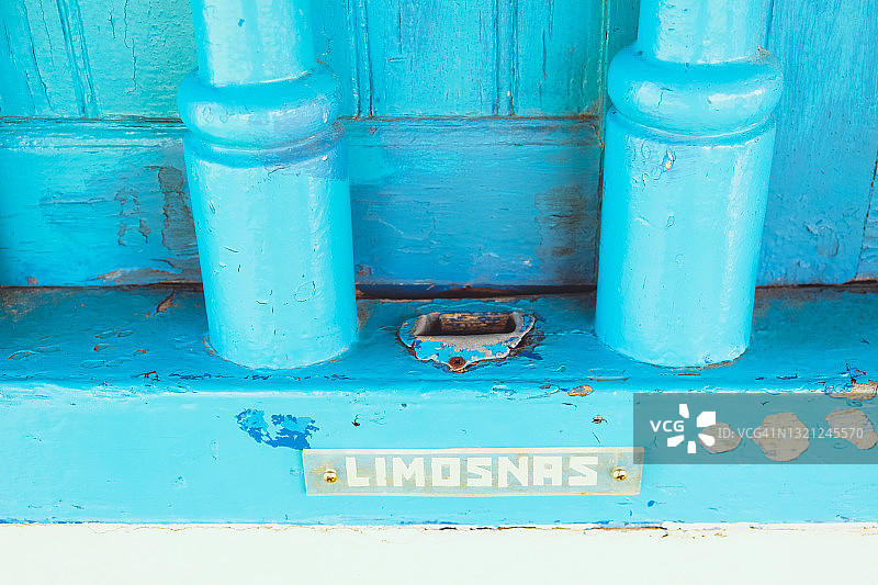 西班牙教堂的捐赠箱投币口特写图片素材