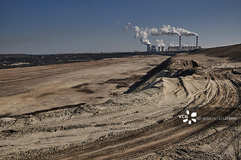 褐煤露天矿的挖掘地形图片素材