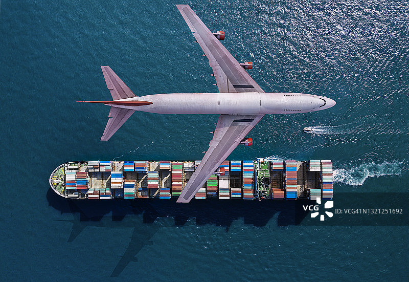 海上客机与货船图片素材