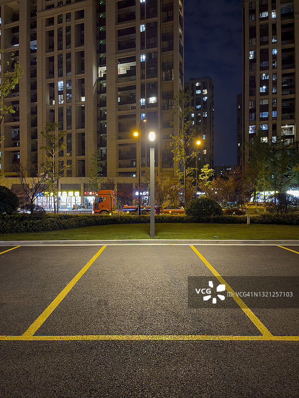 路灯和停车位的停车场之夜图片素材