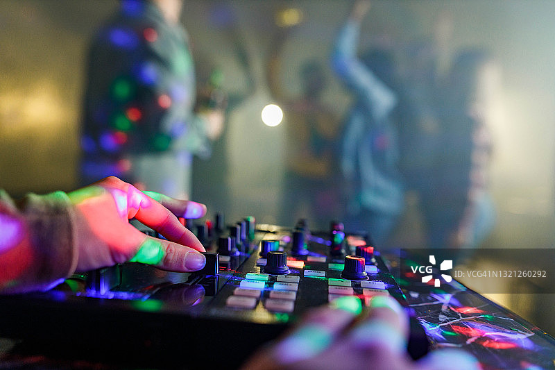 派对上演奏音乐的DJ特写图片素材