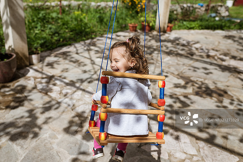 在户外荡秋千的可爱女婴图片素材