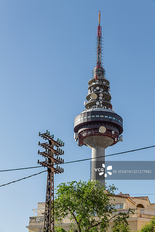 废弃的通讯塔和西班牙电视塔图片素材