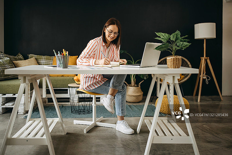 我在办公室度过了漫长的一天图片素材