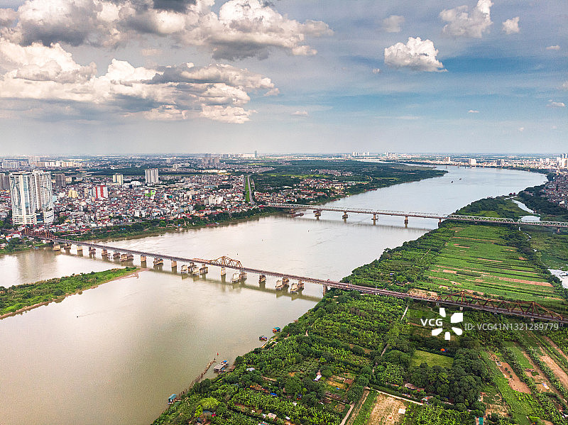 流经河内市的红河鸟瞰图图片素材