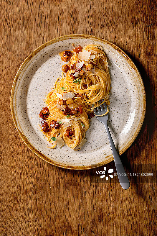 意式培根蛋面，配西班牙香肠、帕尔马干酪和牛至图片素材