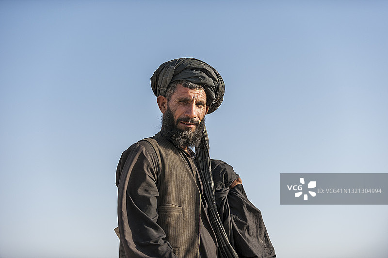 一位普什图游牧民眺望他在赫拉特附近的羊群图片素材