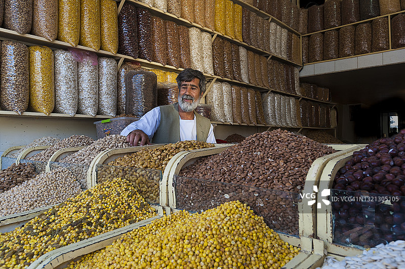 男子在赫拉特市场出售干果、坚果和扁豆图片素材