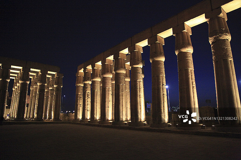 卢克索神庙的黄昏景色图片素材