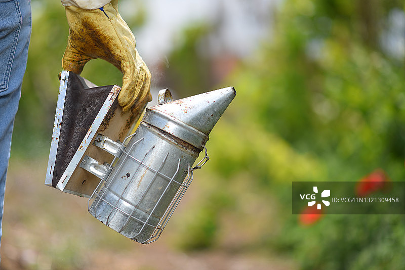 养蜂人手持烟熏泵图片素材